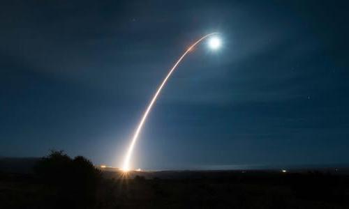 unarmed Minuteman III intercontinental ballistic missile test launch from Vandenberg Air Force Base, 加州. (