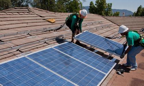 安装屋顶太阳能板的工人